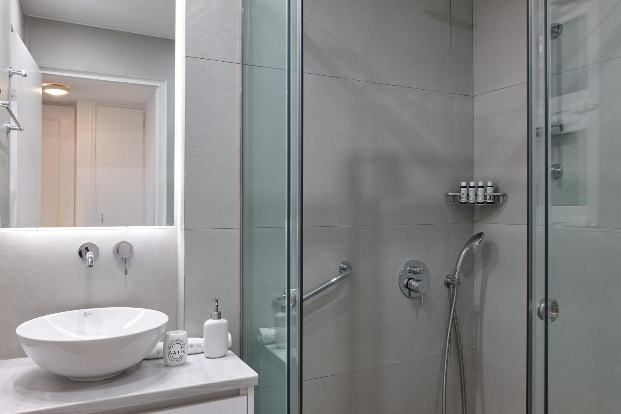 Chic One Bd Apartment With Hilton View Athens Exterior photo